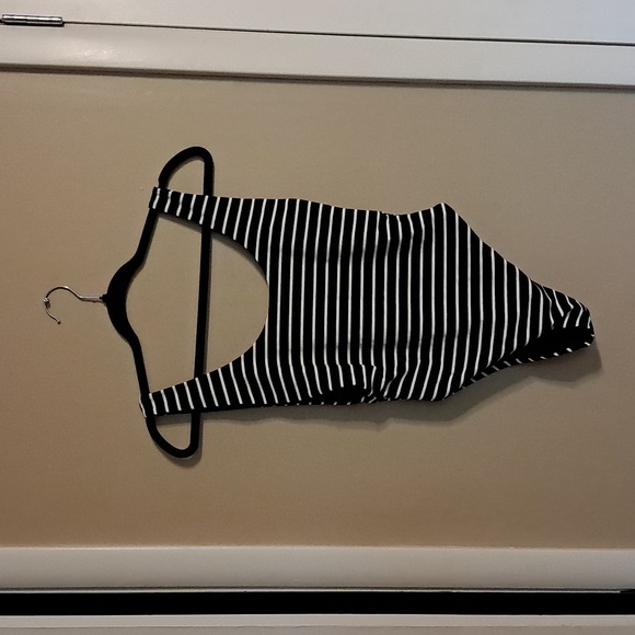 Aerie Hit Cut One piece - Picture 2 of 6